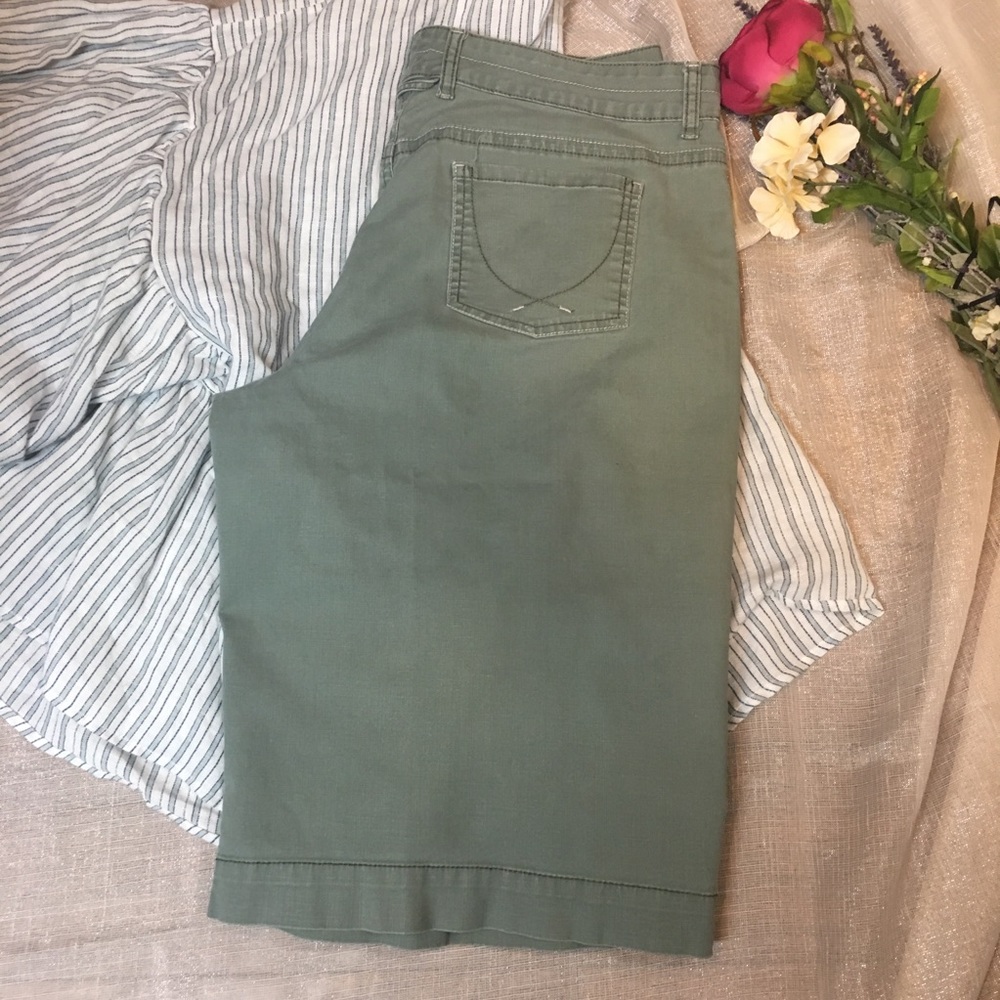 Gloria Vanderbilt Green Stretch Twill Bermudas